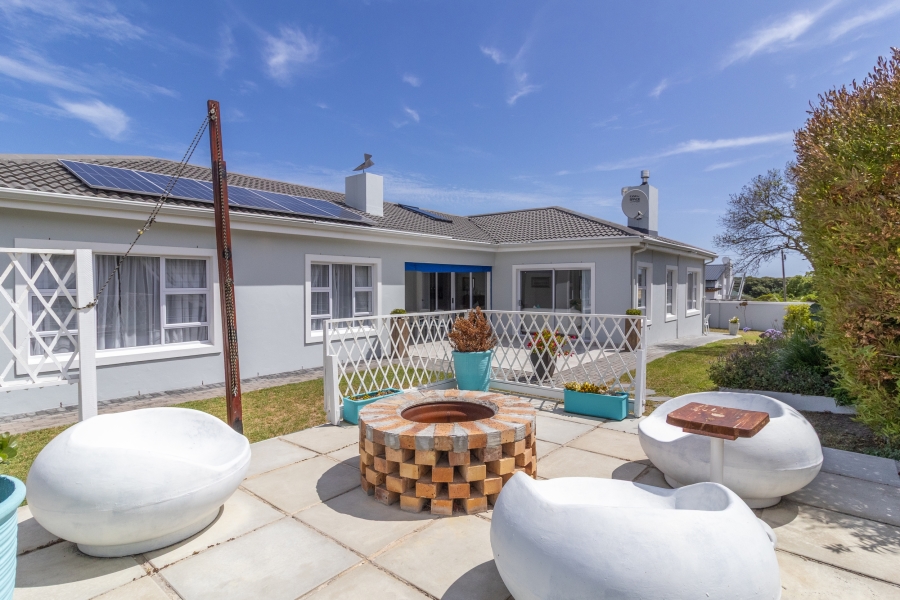 4 Bedroom Property for Sale in Sandbaai Western Cape